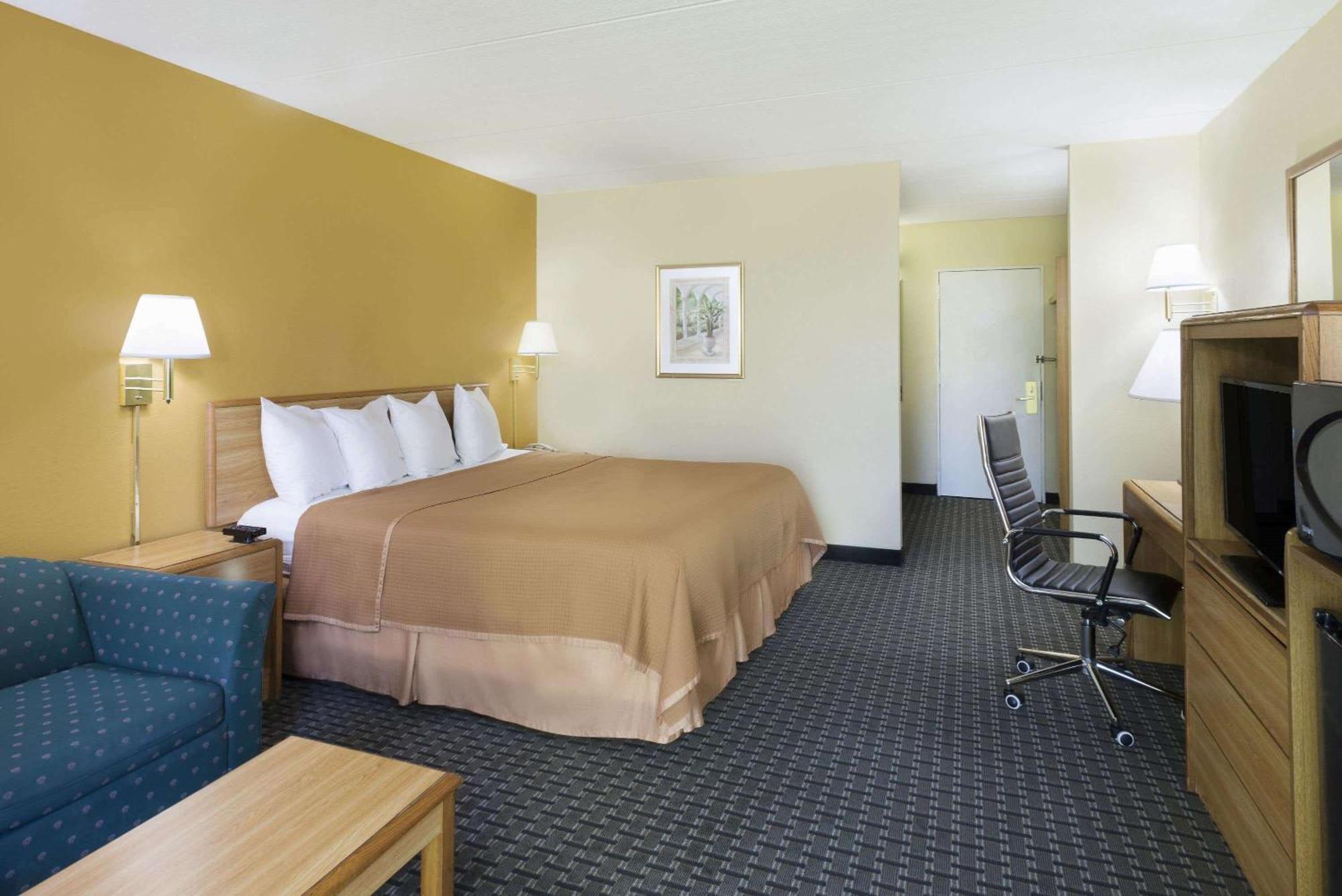 Howard Johnson By Wyndham Newburgh Exterior photo