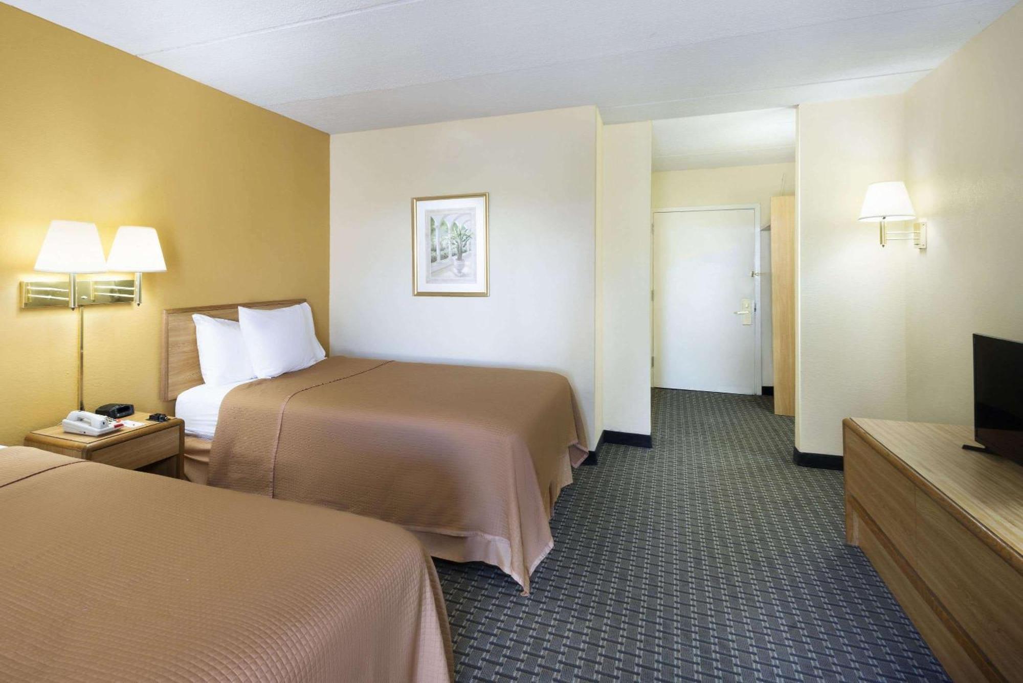 Howard Johnson By Wyndham Newburgh Exterior photo