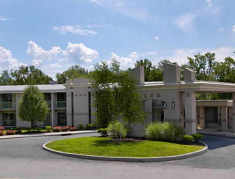 Howard Johnson By Wyndham Newburgh Exterior photo